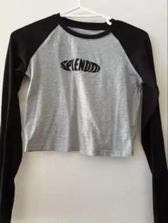 SPENDID ロゴ入り長袖クロップドTシャツ
