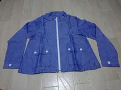 青いジッパー付きジャケット