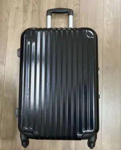 黒ストライプデザインキャリーケース