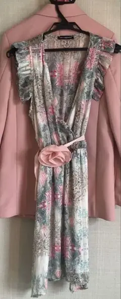 フランス製パリの高級ブランド　ピンク系お洒落な花柄ワンピース　新品　9号お勧め品