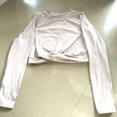 sloliベージュ クロップド長袖トップス