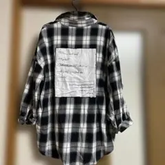 チェック柄長袖シャツ バックテキストワッペン付き