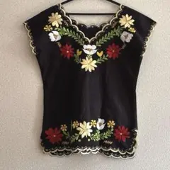 メキシコ刺繍　Vネック　ノースリーブブラウス　カラフル花柄　スカラップ模様
