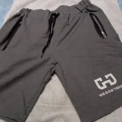 グレーショートパンツ ロゴ入り ジッパーポケット付き