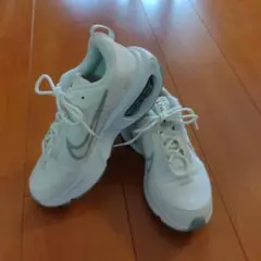 Nike ホワイト スニーカー エアクッション付き