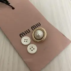 miumiuボタン3個　red valentinoビジュー3個