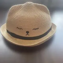 ベージュの麦わら帽子 ネコデザイン