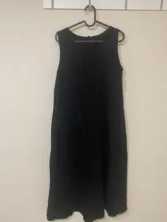 黒のノースリーブワンピース