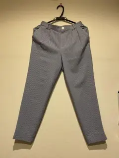 青と白のチェック柄カジュアルパンツ