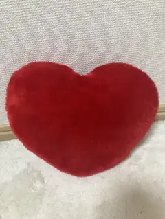 赤いハート型クッション