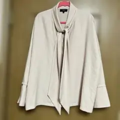 セオリーぼうたい付き薄いベージュシャツ