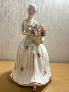 ロイヤルポーセリン製女性置物