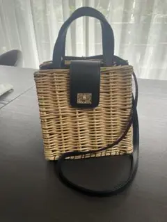 バスケットウィーブとレザーのショルダーバッグ