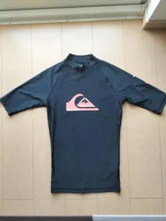 Quiksilver 黒 ラッシュガード オレンジロゴ