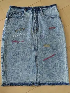 ジーンズスカート　ブランド名刺繍入り