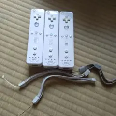 【お得】wiiリモコンモーション+ 3本　一つは充電式ですけど充電のは一応使えま