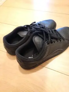 PUMA ブラックスニーカー