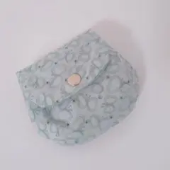 ふっくらフラップポーチ　グリーン蝶々刺繍