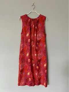 孔雀の羽柄が華やかなワンピース