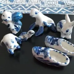 青と白の陶器製ミニチュアフィギュアセット