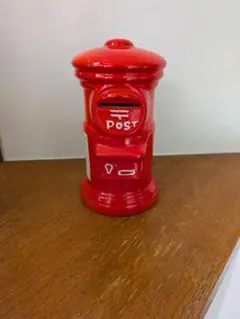 赤い郵便ポスト型貯金箱