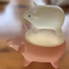 ピンクの豚とホワイトの小動物の置物セット