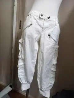 ホワイト七分丈カーゴパンツ ジッパーポケット付き