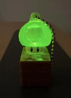 美品☆【マリオブラザーズ】1アップキノコキャラクターキーホルダー　点灯機能付き