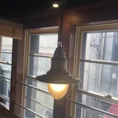 黒と赤のペンダントライト