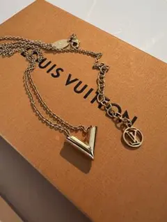 Louis vuitton エセンシャル V ゴールド