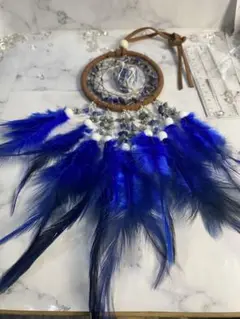ラピスラズリをふんだんに使用　青い羽毛のドリームキャッチャー