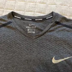 Nike Dri-FIT ダークグレー Vネック半袖ランニングTシャツ