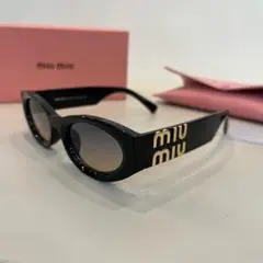 miu miu ブラックオーバルサングラス