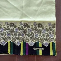 未使用　GIANNI VERSACEハンカチ　ジャンニヴェルサーチェ　透かし花柄