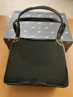 エナメル ブラックショルダーバッグ