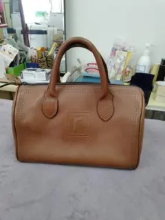 ブラウンレザー ハンドバッグ ロゴ入り