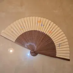 クリーム色の蝶模様扇子