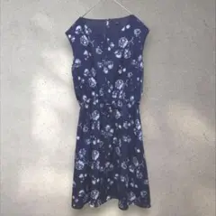 美品　アーバンリサーチロッソ　М　ノースリーブ膝下ワンピース　花柄　紺　白