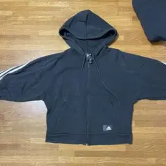 adidas ブラック フード付きパーカー