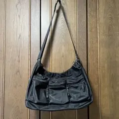 黒いナイロンショルダーバッグ