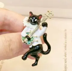 黒猫の楽器演奏ブローチ　可愛い　お洒落　個性的　カジュアル　新品　未使用