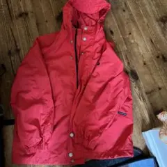 赤いフード付き防水ジャケット