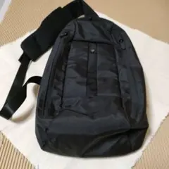 斜め掛け黒バッグ