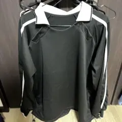 黒の長袖カットソー 襟付き