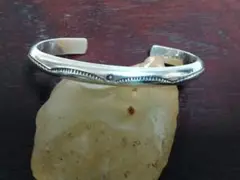 Tahe インディアンジュエリー　ナバホ　ハーフラウンド　シルバーバングル