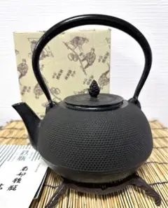 未使用品、供箱付南部㐂州 喜州 (喜徳)造鉈豆鉉虫喰摘22型