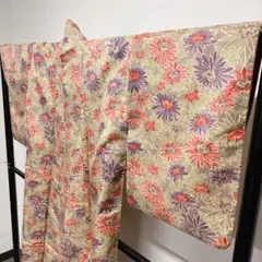 大島紬のような生地に花が描かれた小紋 着物