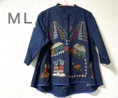 刺繍入りネイビーブラウス　七分袖　お尻が隠れるデザイン（株）カラバサ　ML