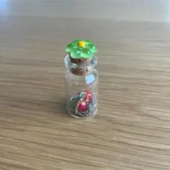 花の栓付き小型ガラス瓶