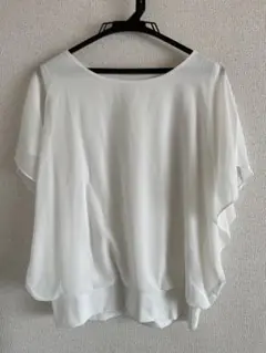 ホワイト シフォン フレアスリーブ トップス　オフィスカジュアル